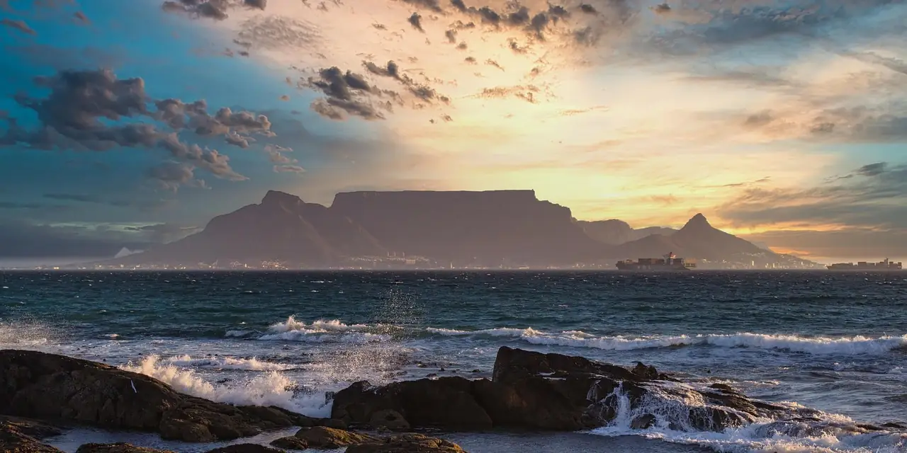 La montagne de la Table vue depuis l'océan au coucher du soleil, au Cap