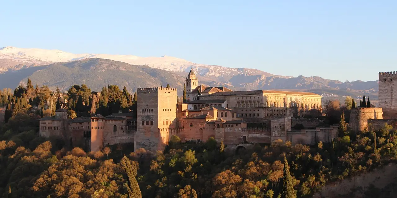 L'Alhambra de Grenade devant la Sierra Nevada, en Andalousie