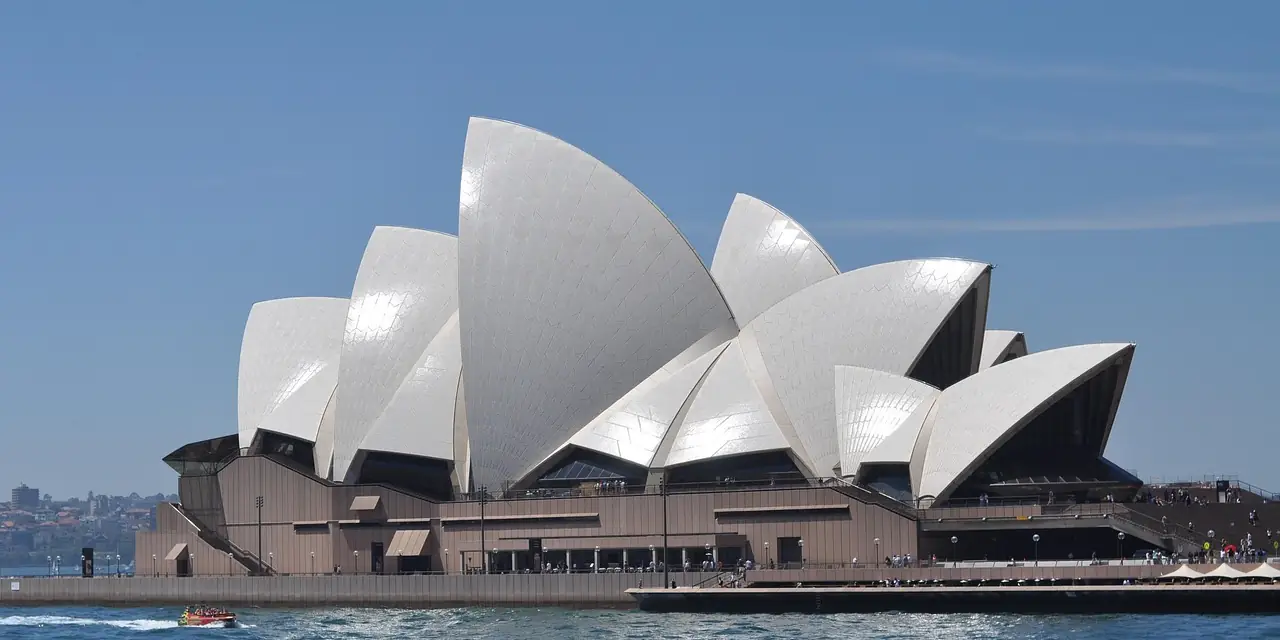 L'opéra de Sydney au bord de la baie, en Australie