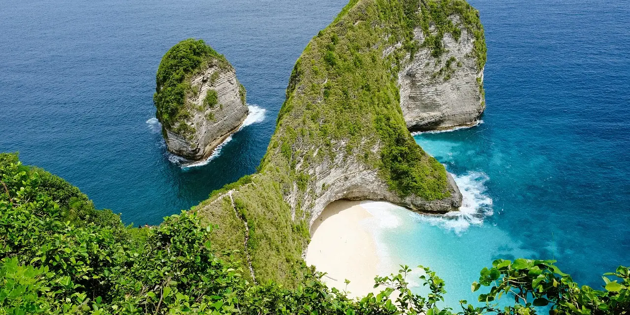 La plage de Kelingking et sa falaise en forme de dinosaure, à Nusa Penida près de Bali