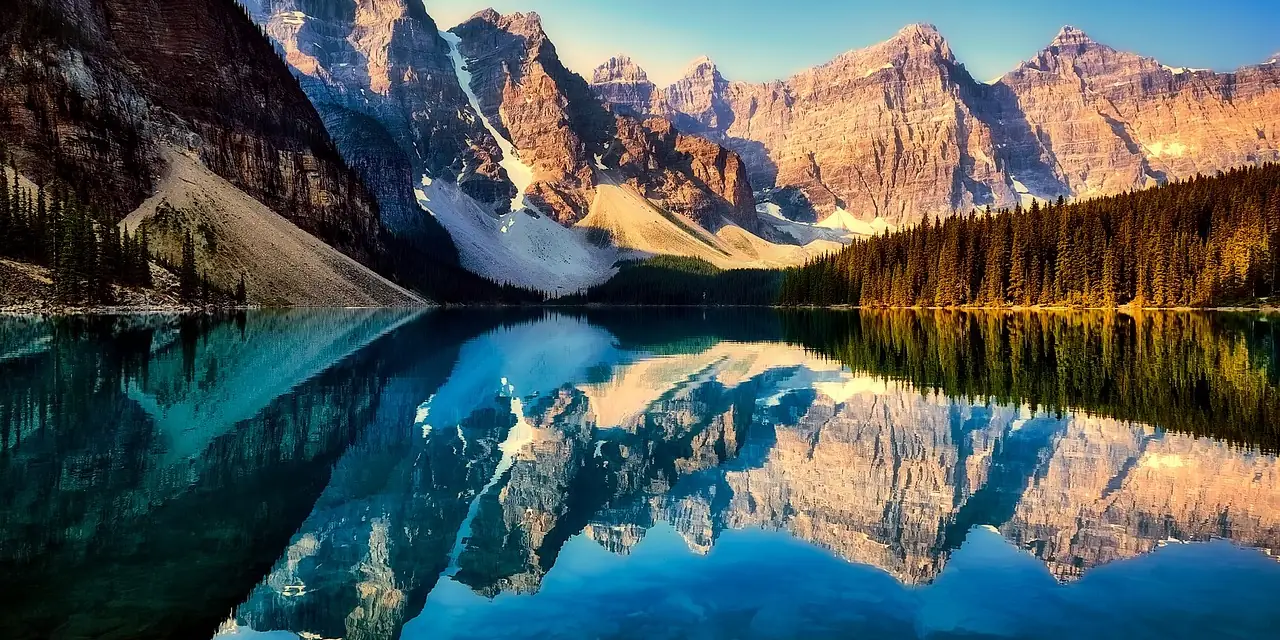 Le lac Moraine et ses sommets reflétés dans l'eau, dans les Rocheuses canadiennes