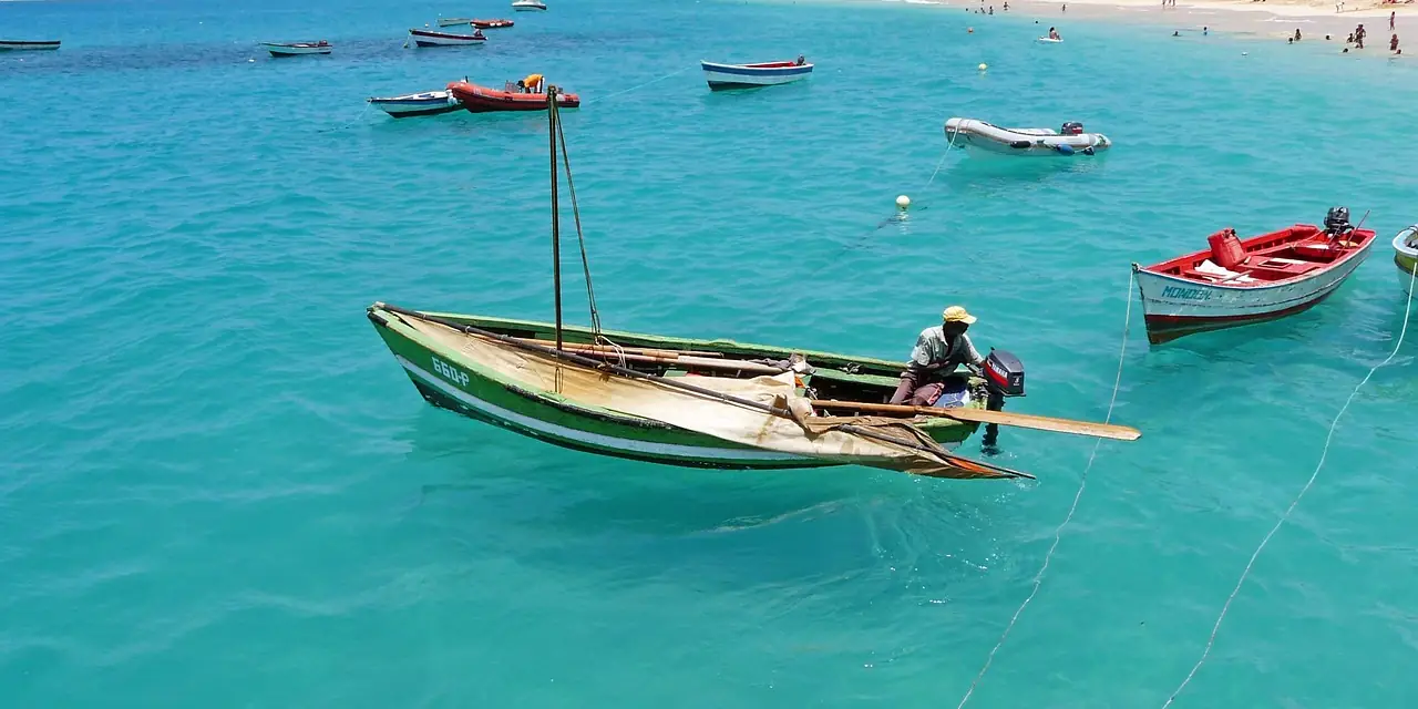 Barques de pêcheurs sur une eau turquoise, au Cap-Vert