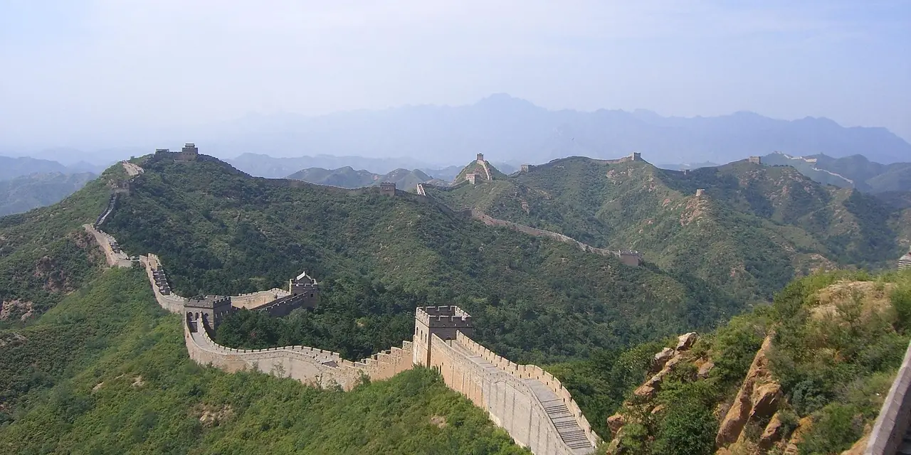La Grande Muraille sur les crêtes boisées près de Pékin, en Chine
