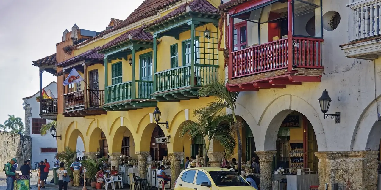 Façades coloniales et balcons colorés de Carthagène des Indes, en Colombie