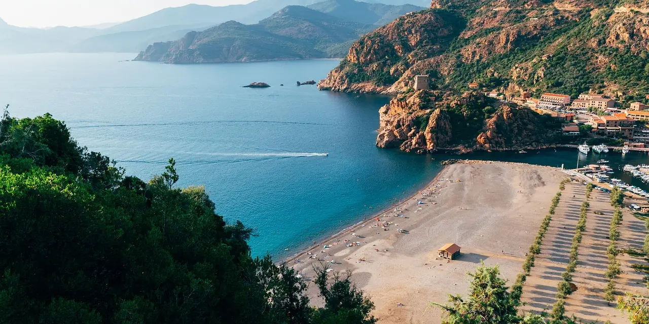 Côte, plage et montagnes plongeant dans la mer, en Corse