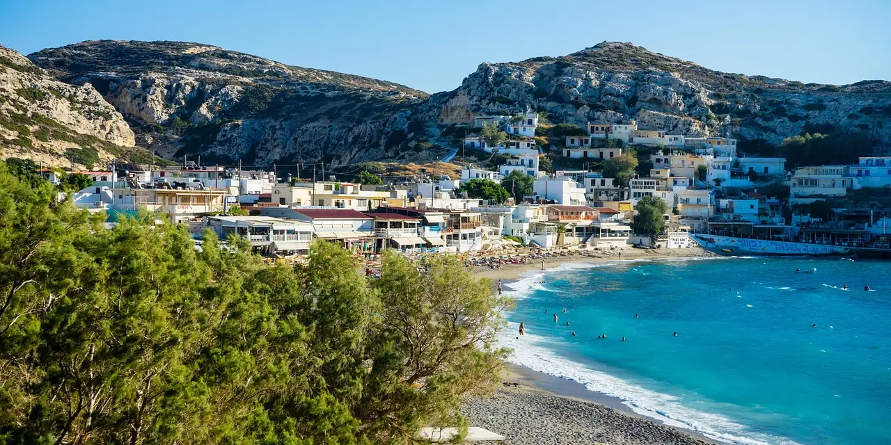 La baie et la plage de Matala, en Crète