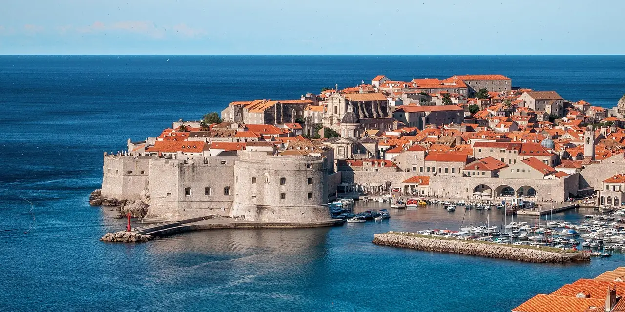 La vieille ville fortifiée de Dubrovnik au bord de l'Adriatique, en Croatie