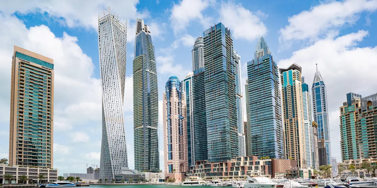 Les gratte-ciel et le port de plaisance de Dubai Marina