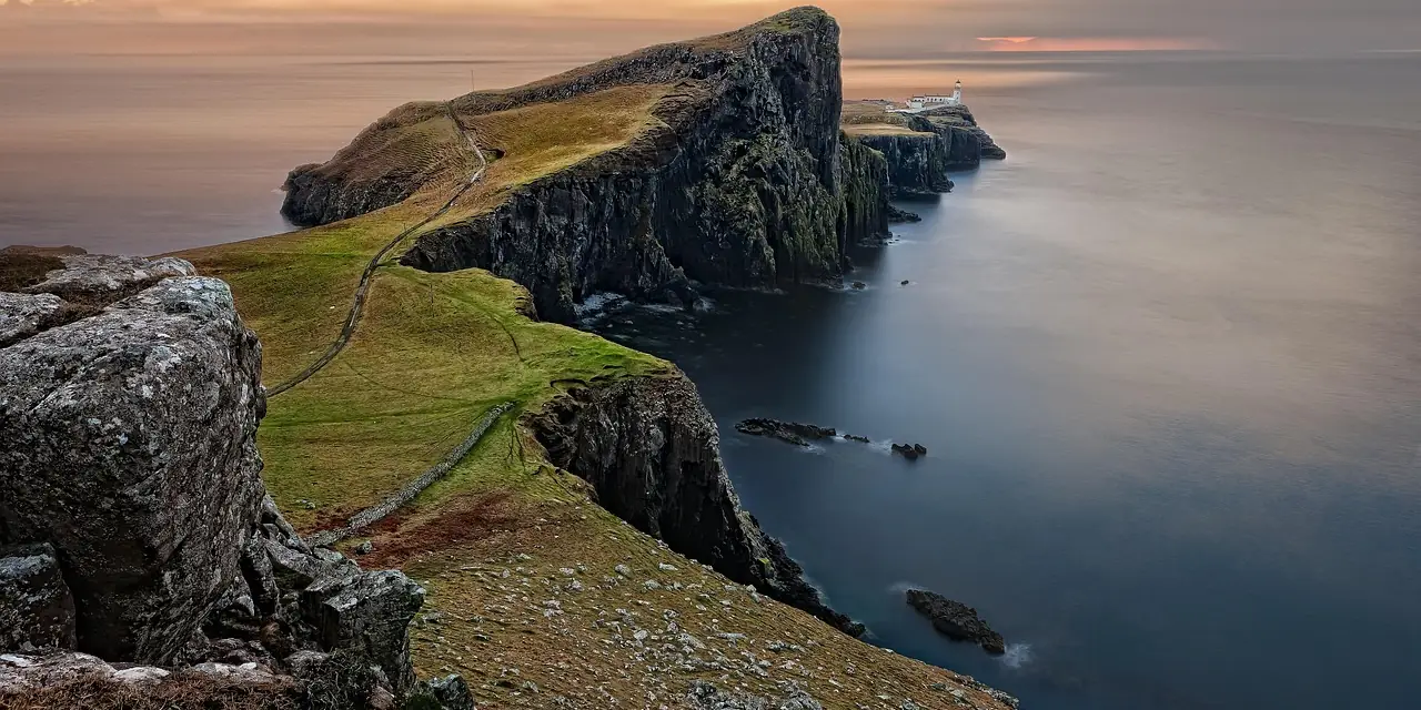 Le phare de Neist Point sur les falaises de l'île de Skye, en Écosse