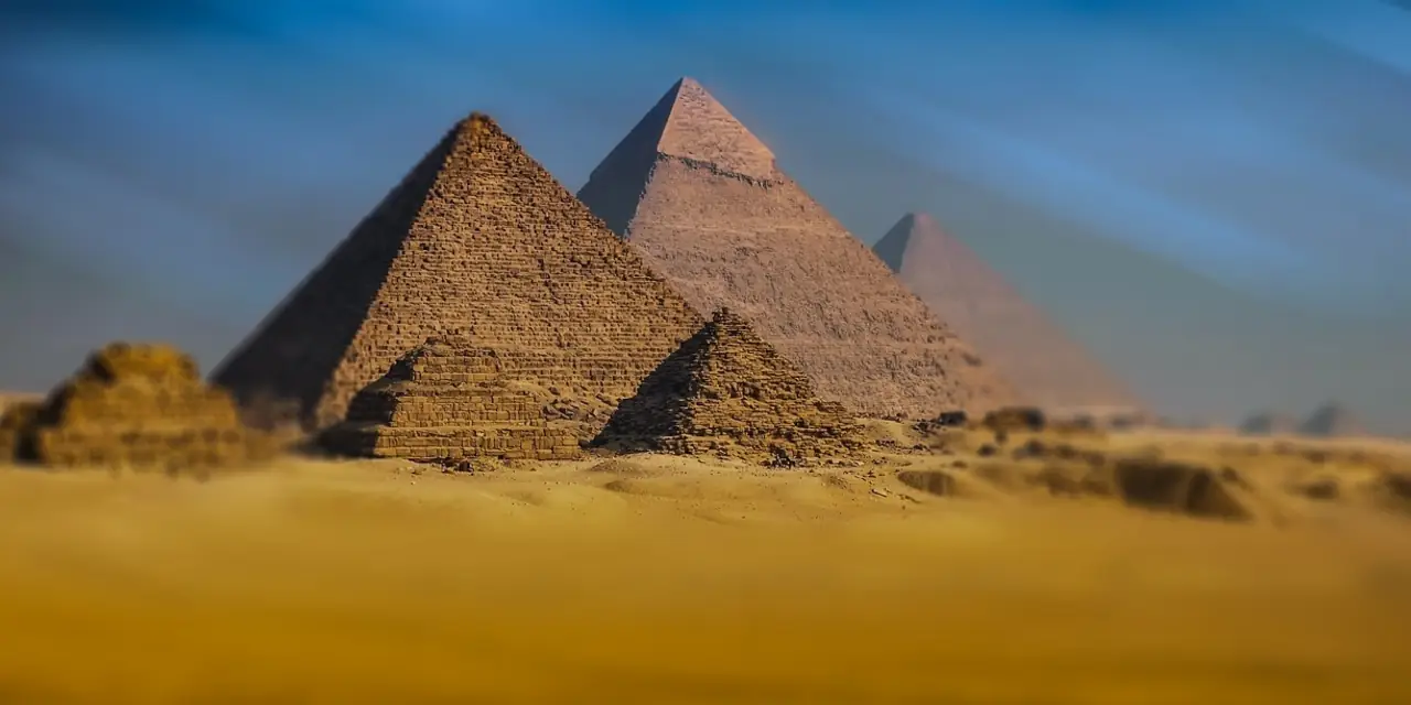 Les pyramides de Gizeh dans le désert, en Égypte