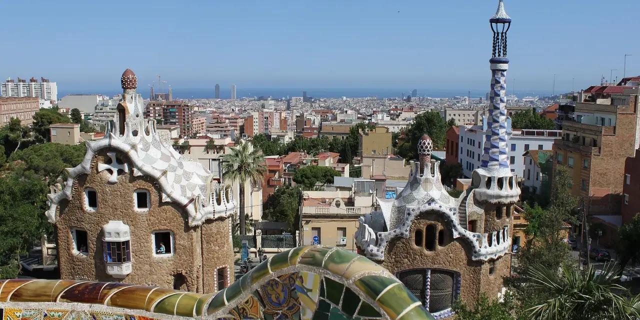 Les maisons et mosaïques du parc Güell, à Barcelone