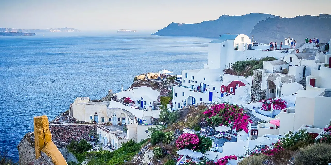 Maisons blanches d'Oia face à la mer Égée, à Santorin en Grèce