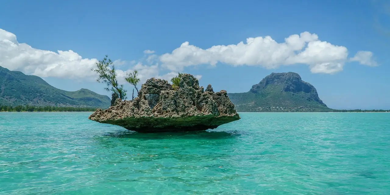 Un îlot rocheux dans le lagon, devant le Morne Brabant, à l'île Maurice