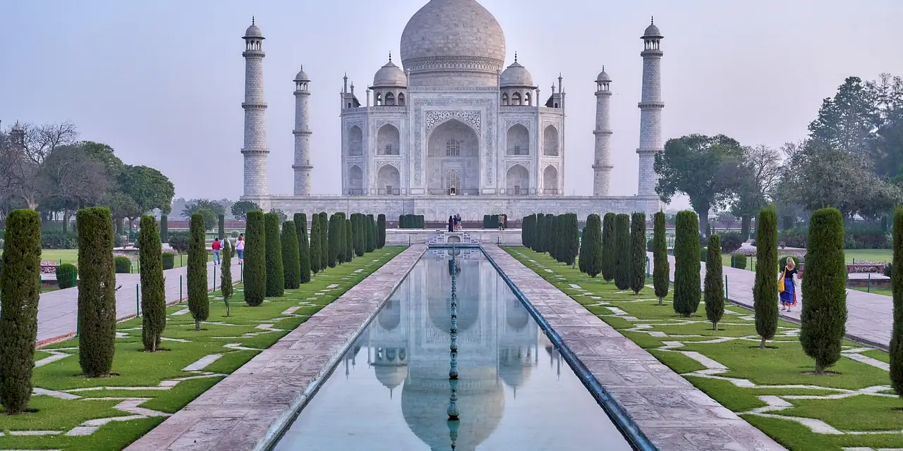 Le Taj Mahal et son bassin, à Agra en Inde
