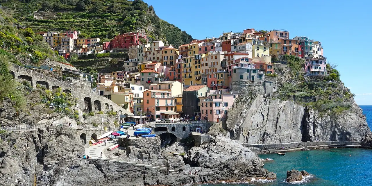 Maisons colorées d'un village des Cinque Terre accroché à la falaise, en Ligurie
