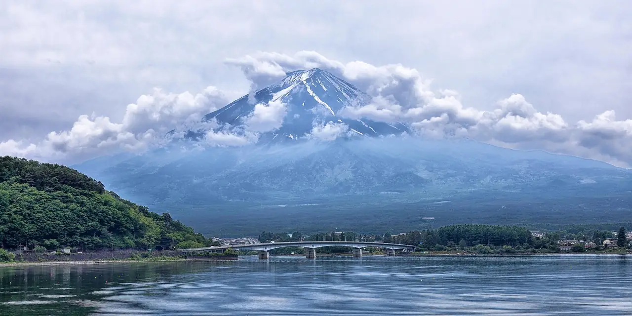 Le mont Fuji enneigé au-dessus d'un lac, au Japon