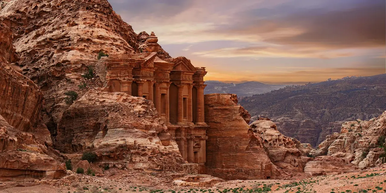 Le Monastère (Ad Deir) taillé dans la roche à Pétra, en Jordanie