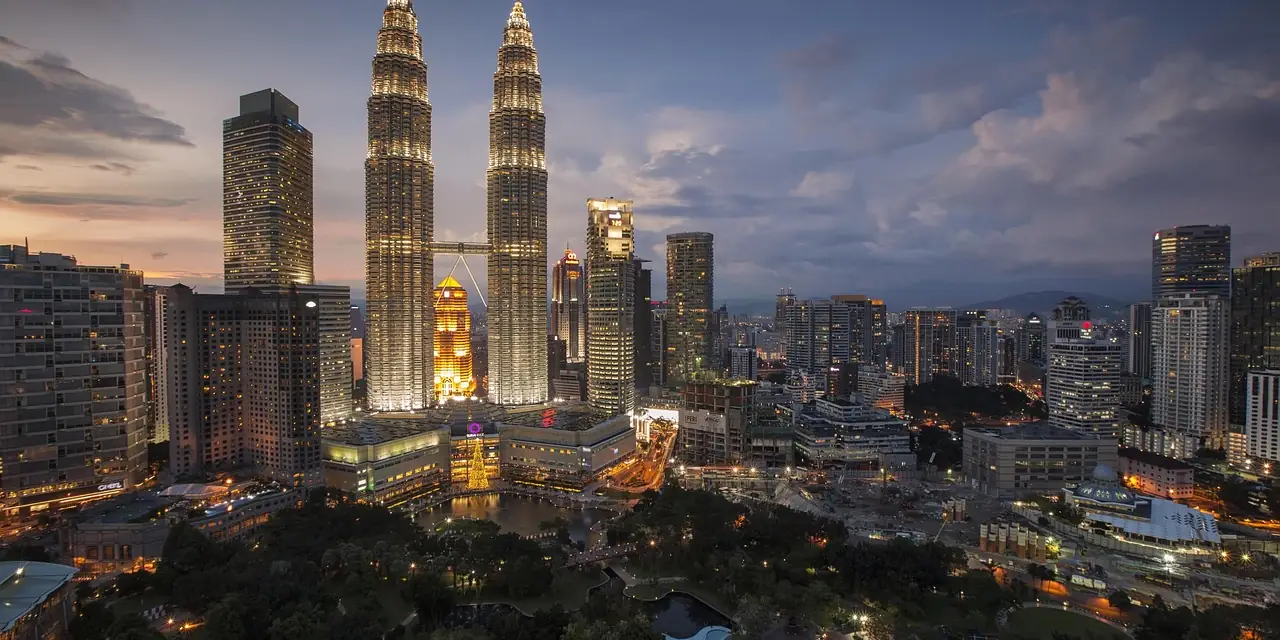 Les tours Petronas et la skyline de Kuala Lumpur, en Malaisie