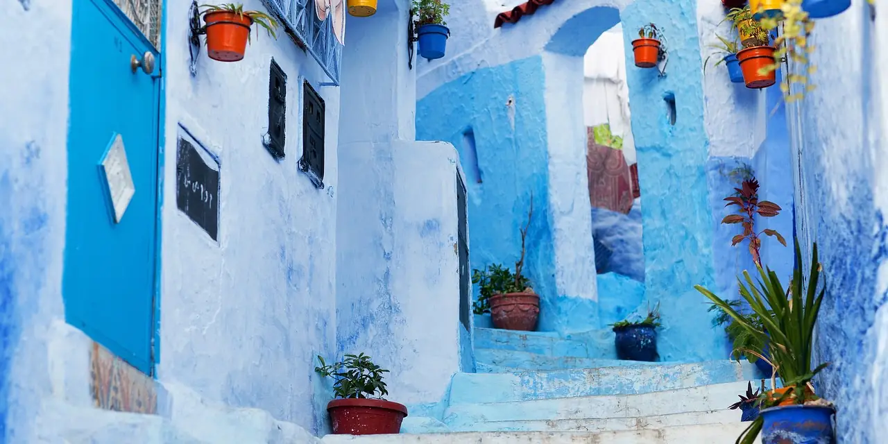 Ruelle et escaliers peints en bleu à Chefchaouen, au Maroc