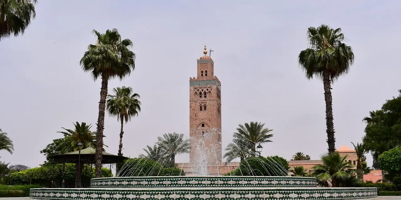Le minaret de la Koutoubia entre les palmiers, à Marrakech