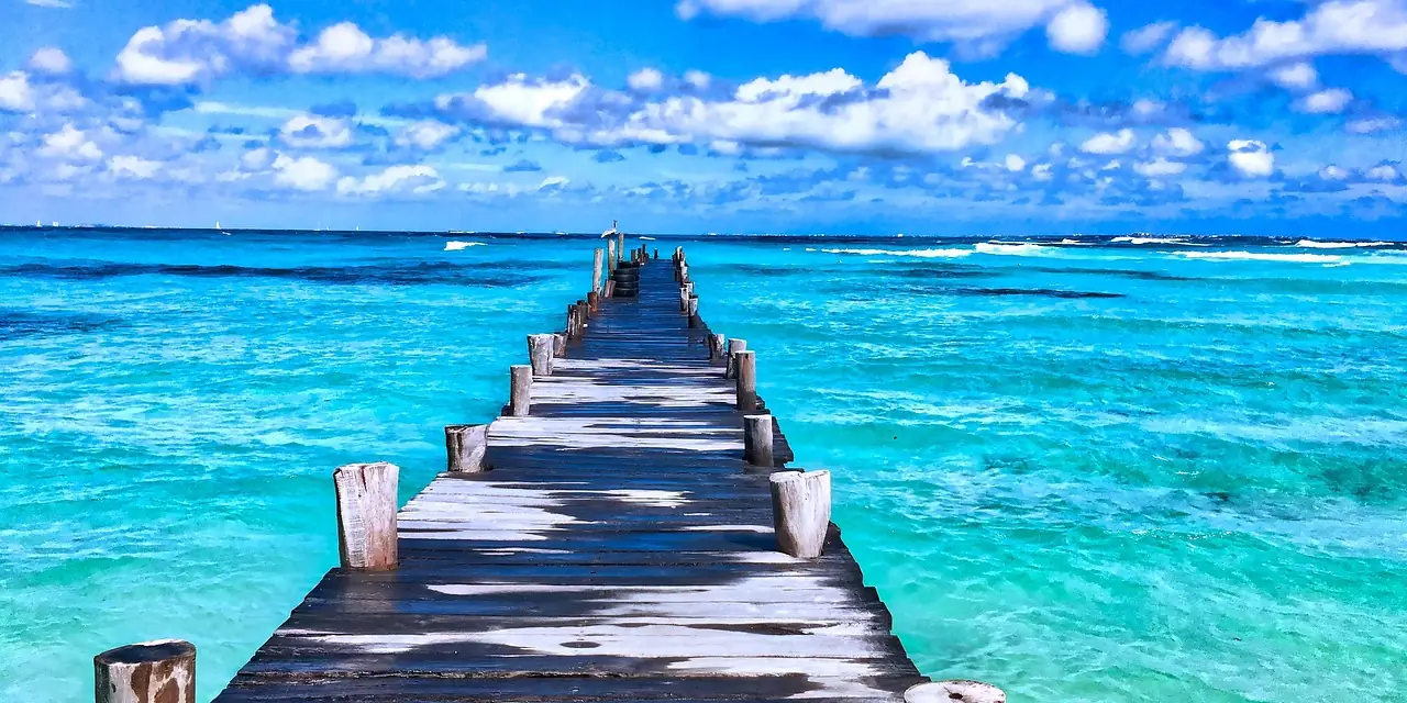 Ponton en bois sur une mer turquoise, au Mexique