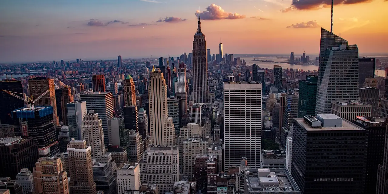 Les gratte-ciel de Manhattan et l'Empire State Building au coucher du soleil, à New York