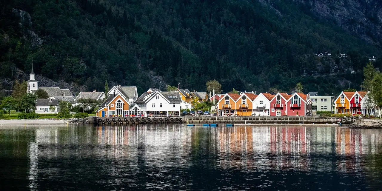 Village de maisons colorées au bord d'un fjord, en Norvège