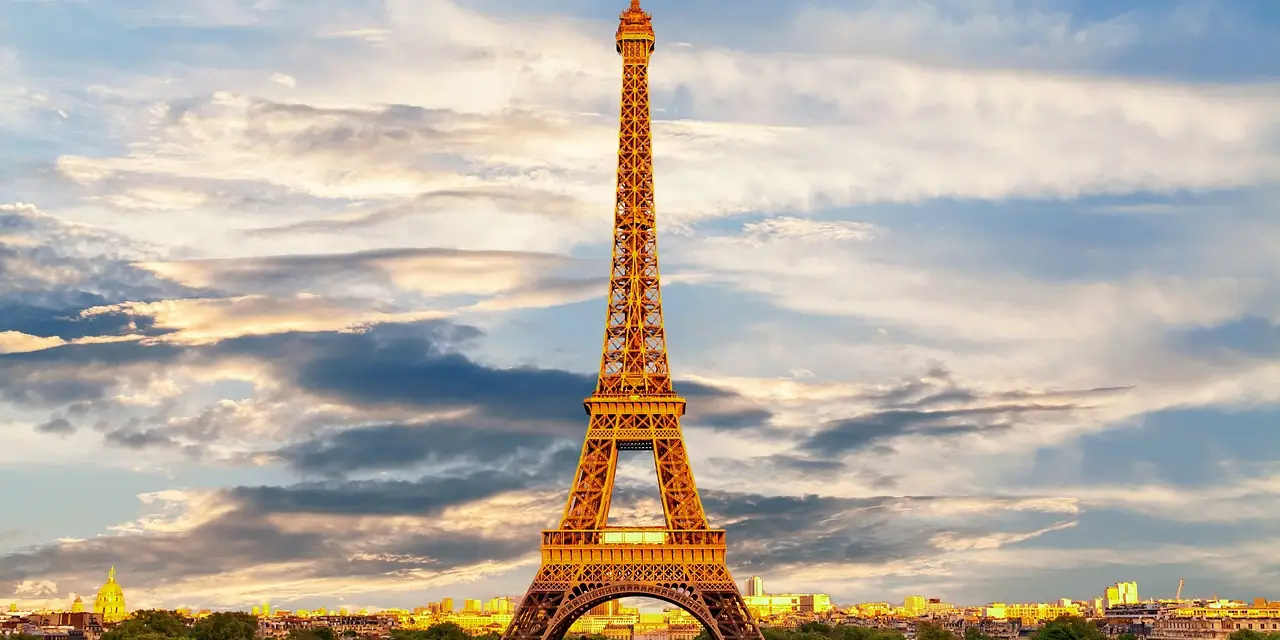La tour Eiffel au coucher du soleil, à Paris