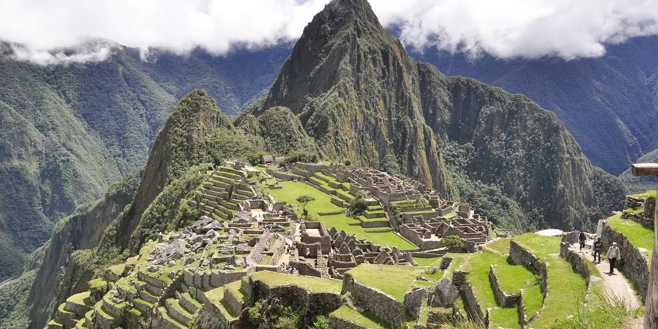 La citadelle inca du Machu Picchu et le Huayna Picchu, au Pérou
