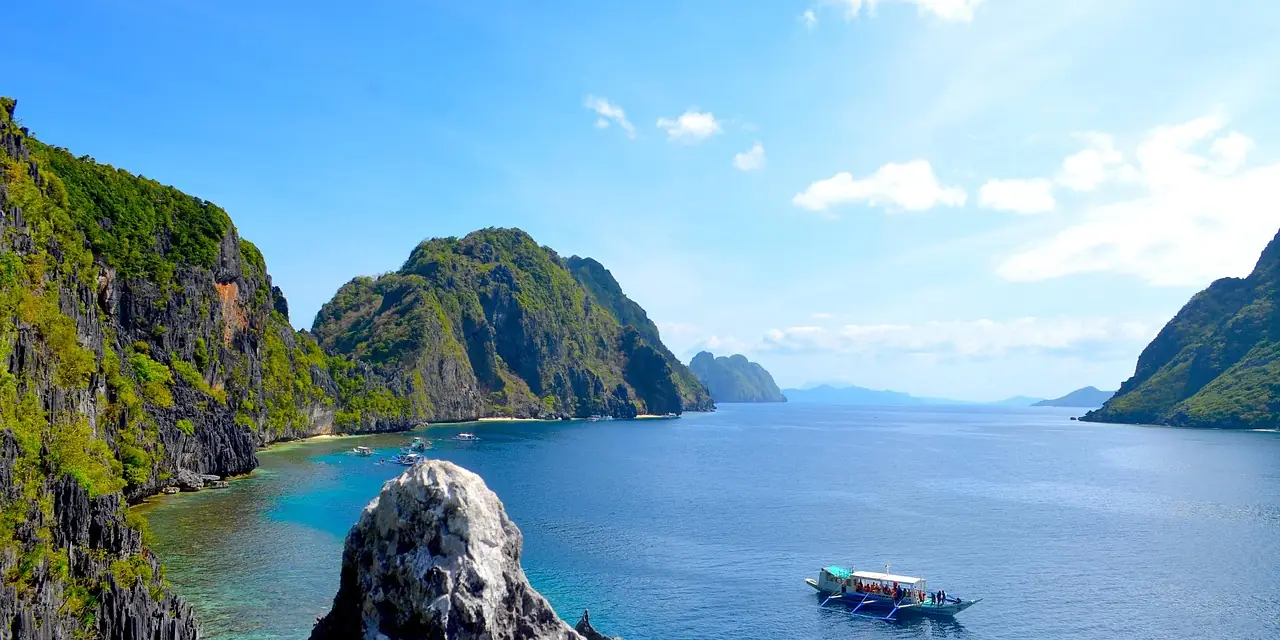 Bateau entre les îles et falaises de Palawan, aux Philippines