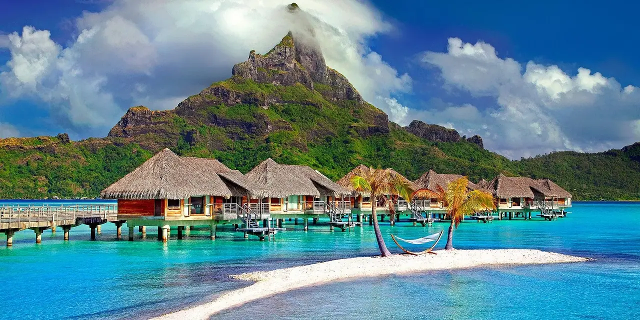 Bungalows sur pilotis et lagon turquoise à Bora Bora, en Polynésie française