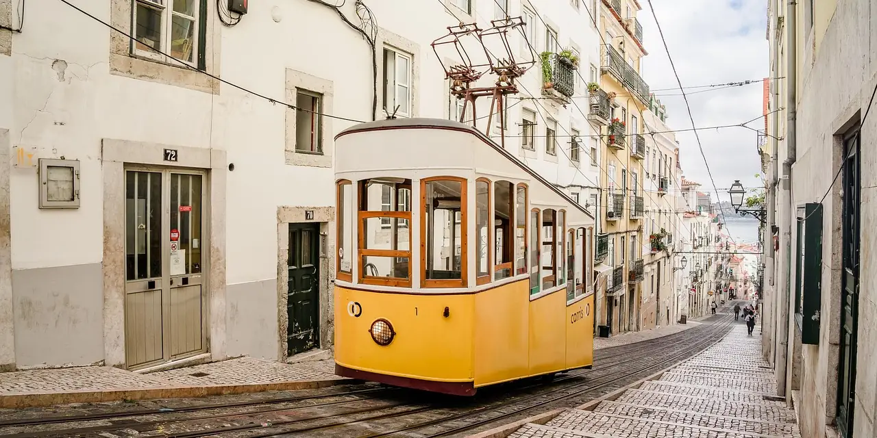 Un tram jaune dans une rue pentue de Lisbonne, au Portugal