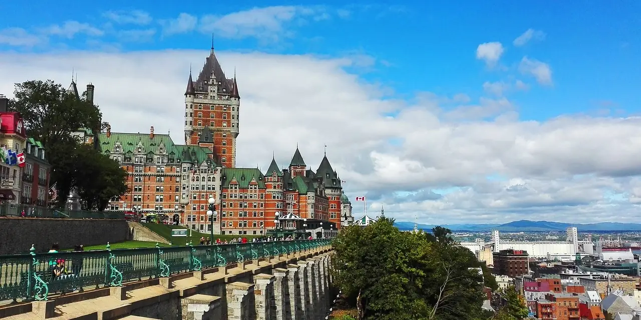 Le château Frontenac dominant le Vieux-Québec, au Canada