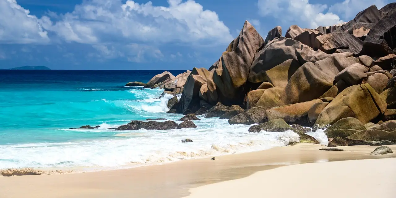 Rochers de granit et lagon turquoise sur l'île de La Digue, aux Seychelles