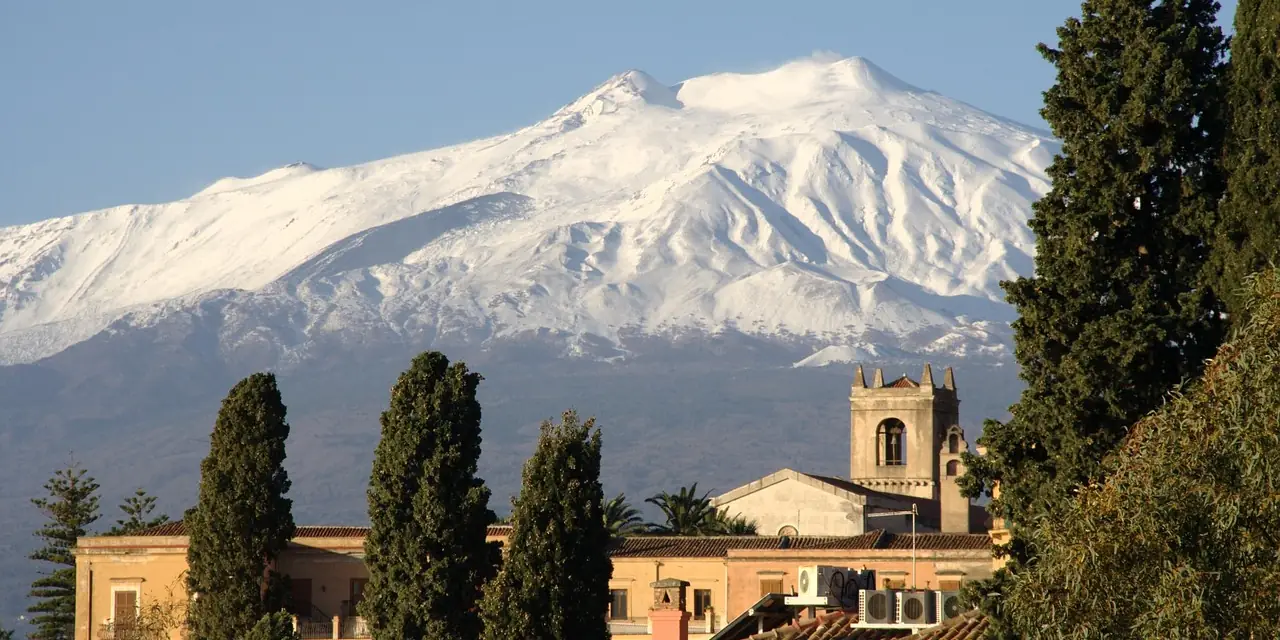 L'Etna enneigé au-dessus des toits de Taormine, en Sicile