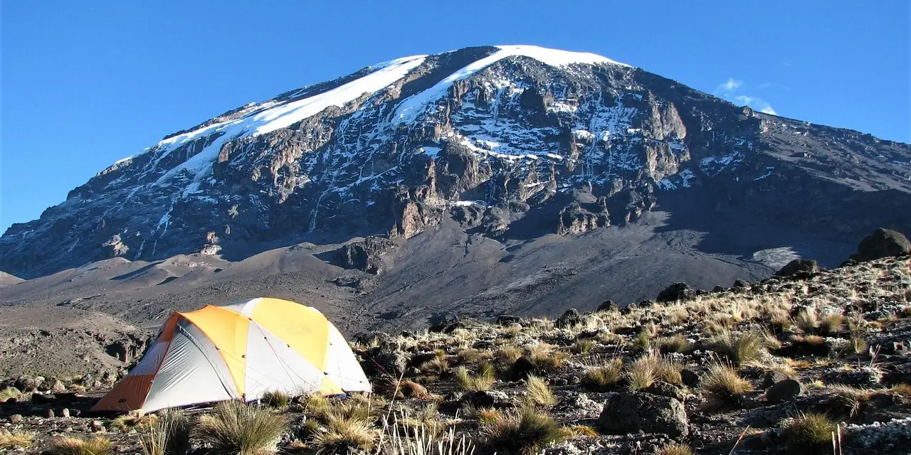 Camp de tentes sur les pentes du Kilimandjaro enneigé, en Tanzanie