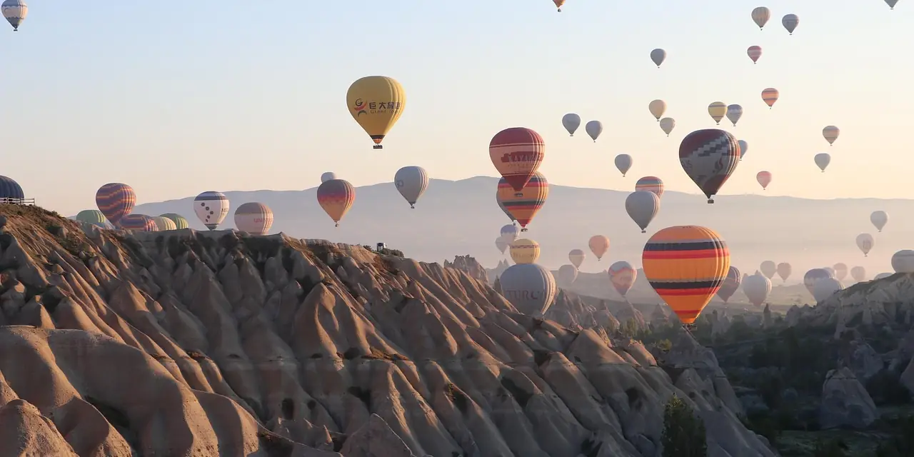 Montgolfières au lever du soleil au-dessus des cheminées de fée de Cappadoce, en Turquie